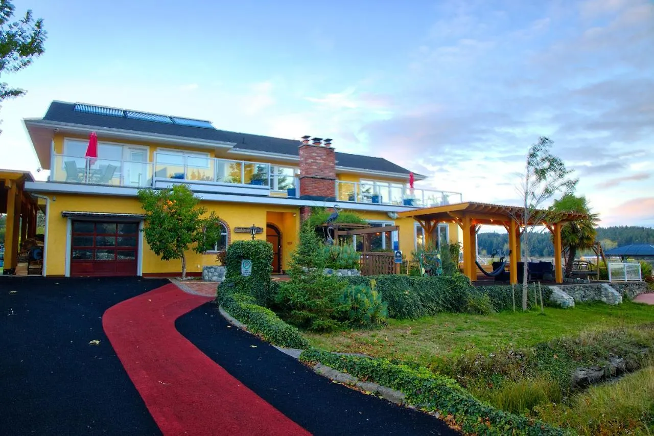 Birds Of A Feather Victoria Oceanfront Studio Suites Colwood 5*,  Canada